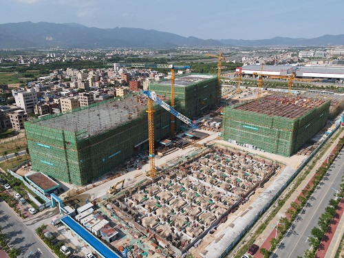 火炬石墨烯新材料孵化基地工程首栋厂房封顶